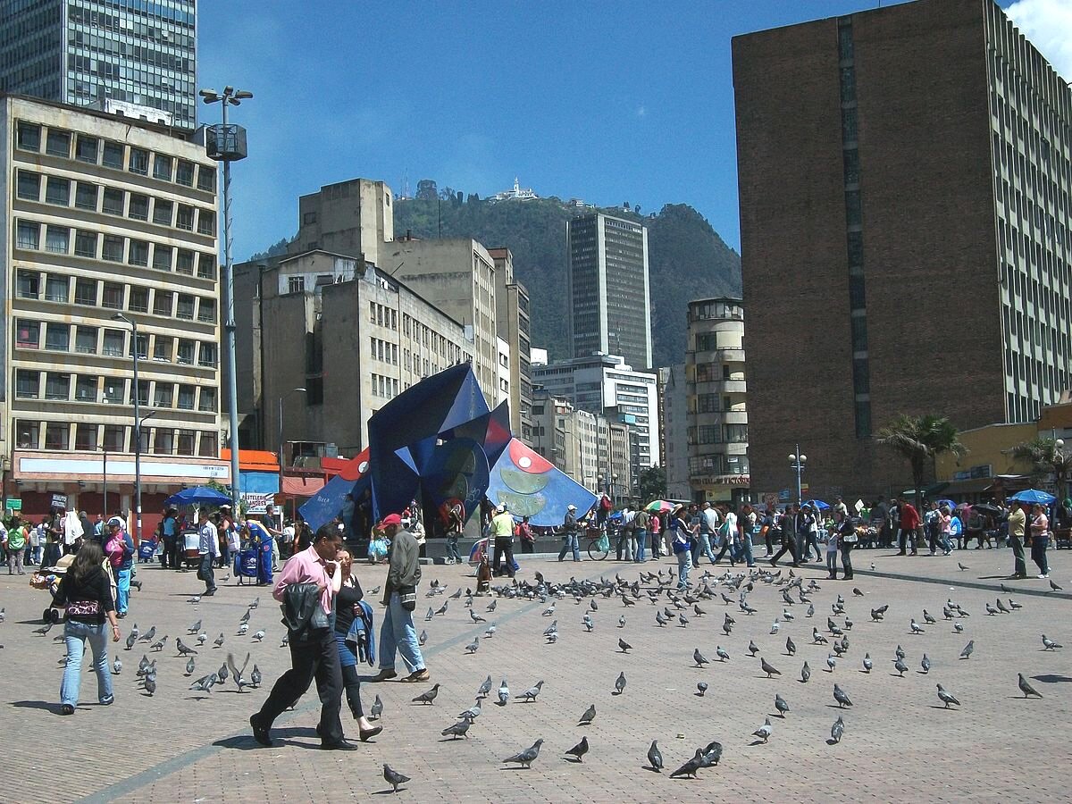 Fotografía. Restrepo Acosta, F. (2010). Plaza San Victorino, Bogotá con escultura de Edgar Negret, «Mariposa». Recuperado a partir de https://commons.wikimedia.org/wiki/File:San_Victorino.JPG