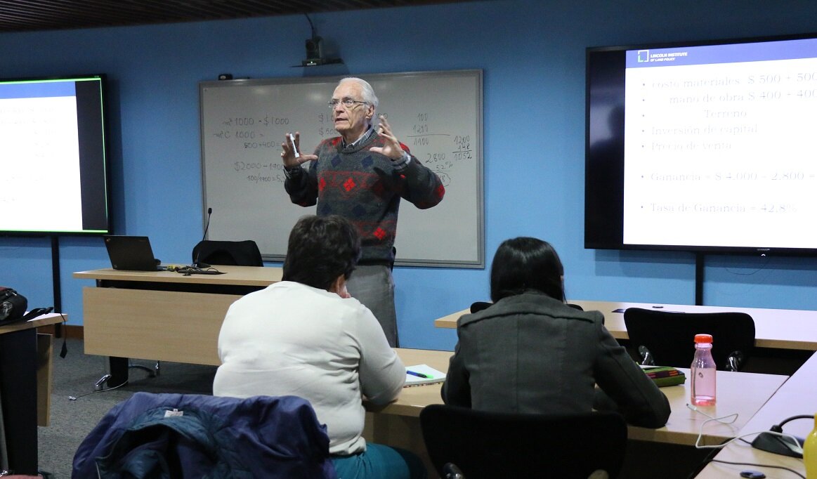 Profesor Paulo Sandroni en el IEU 